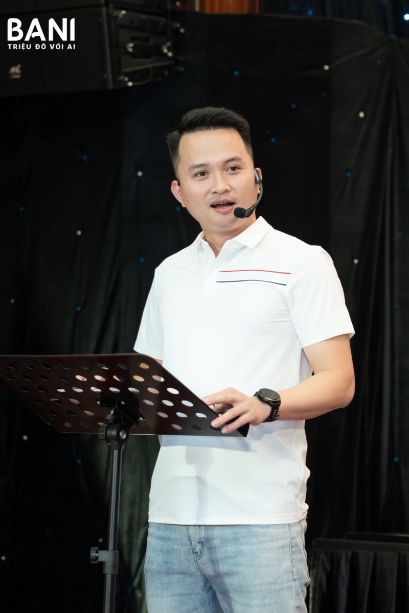 Phúc BANI thuyết trình trên sân khấu