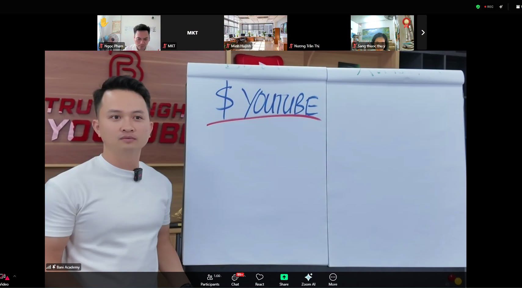 Phúc BANI giảng về dòng tiền từ YouTube trên bảng flipchart