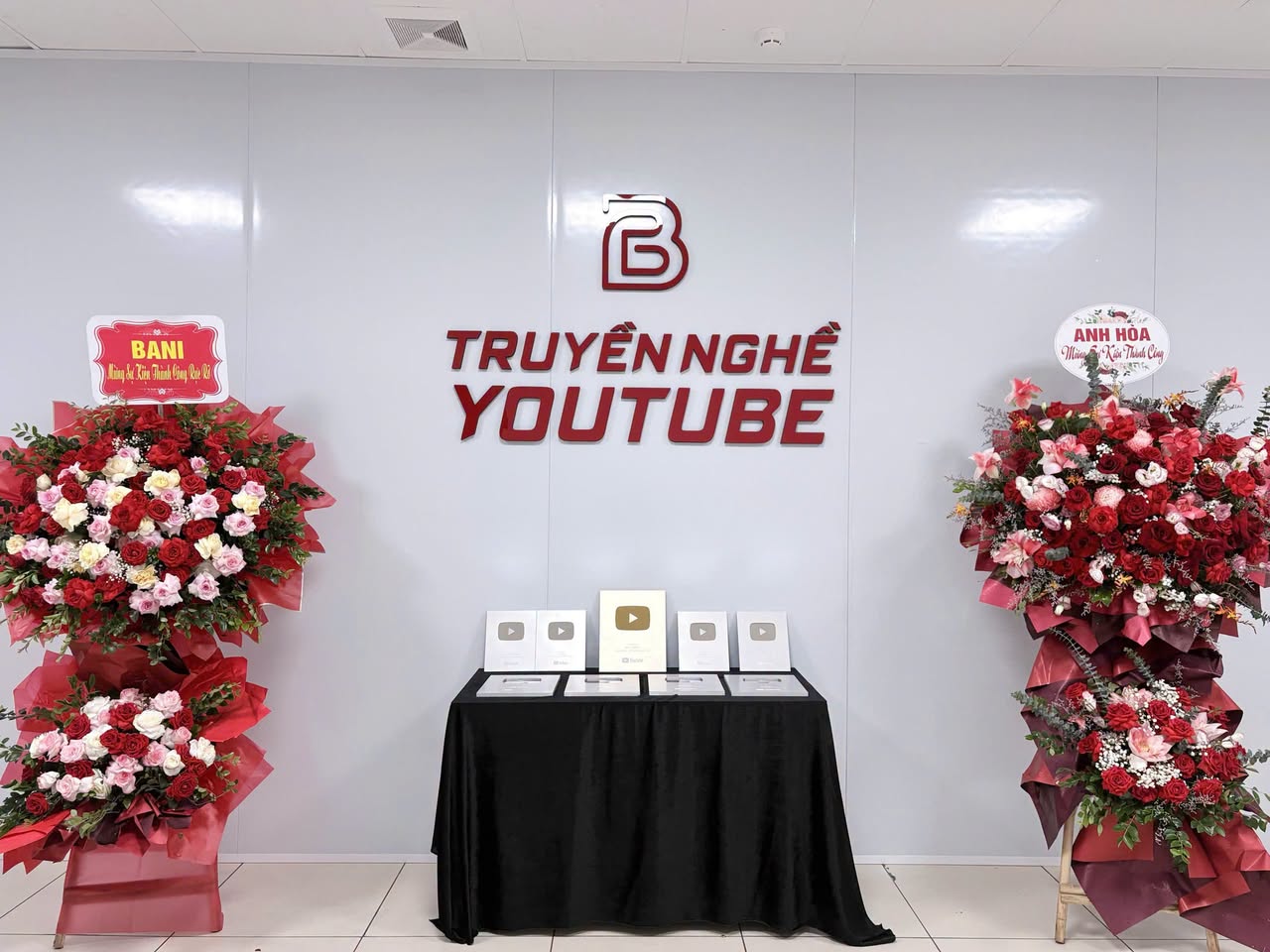 Góc backdrop Truyền nghề YouTube với các nút Play YouTube trưng bày tại buổi offline