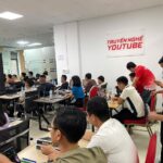 Không khí Ngày 1 BANI CAMP — lớp học kín người dưới tấm biển Truyền nghề YouTube
