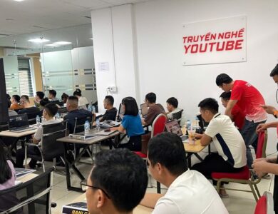 Không khí Ngày 1 BANI CAMP — lớp học kín người dưới tấm biển Truyền nghề YouTube