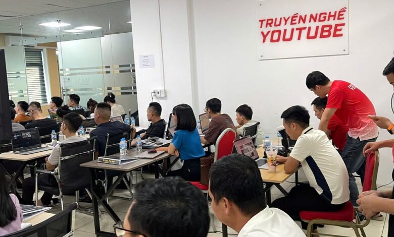Không khí Ngày 1 BANI CAMP — lớp học kín người dưới tấm biển Truyền nghề YouTube