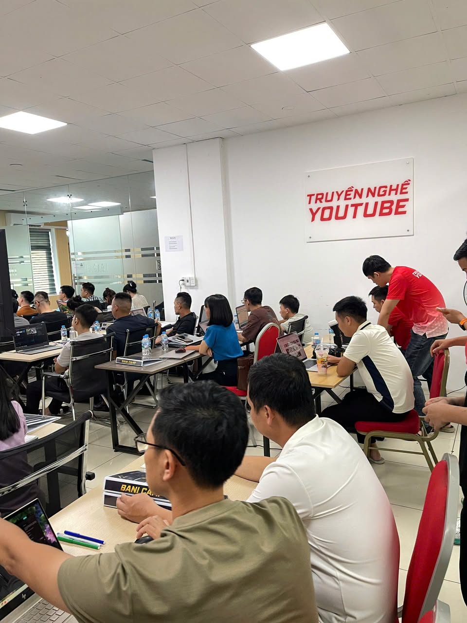 Không khí Ngày 1 BANI CAMP — lớp học kín người dưới tấm biển Truyền nghề YouTube