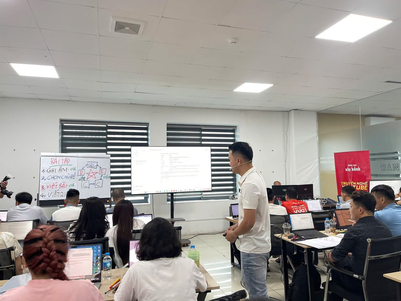Phúc hướng dẫn phần bài tập thực chiến bên tấm bảng ghi âm, chọn chủ đề, viết bài