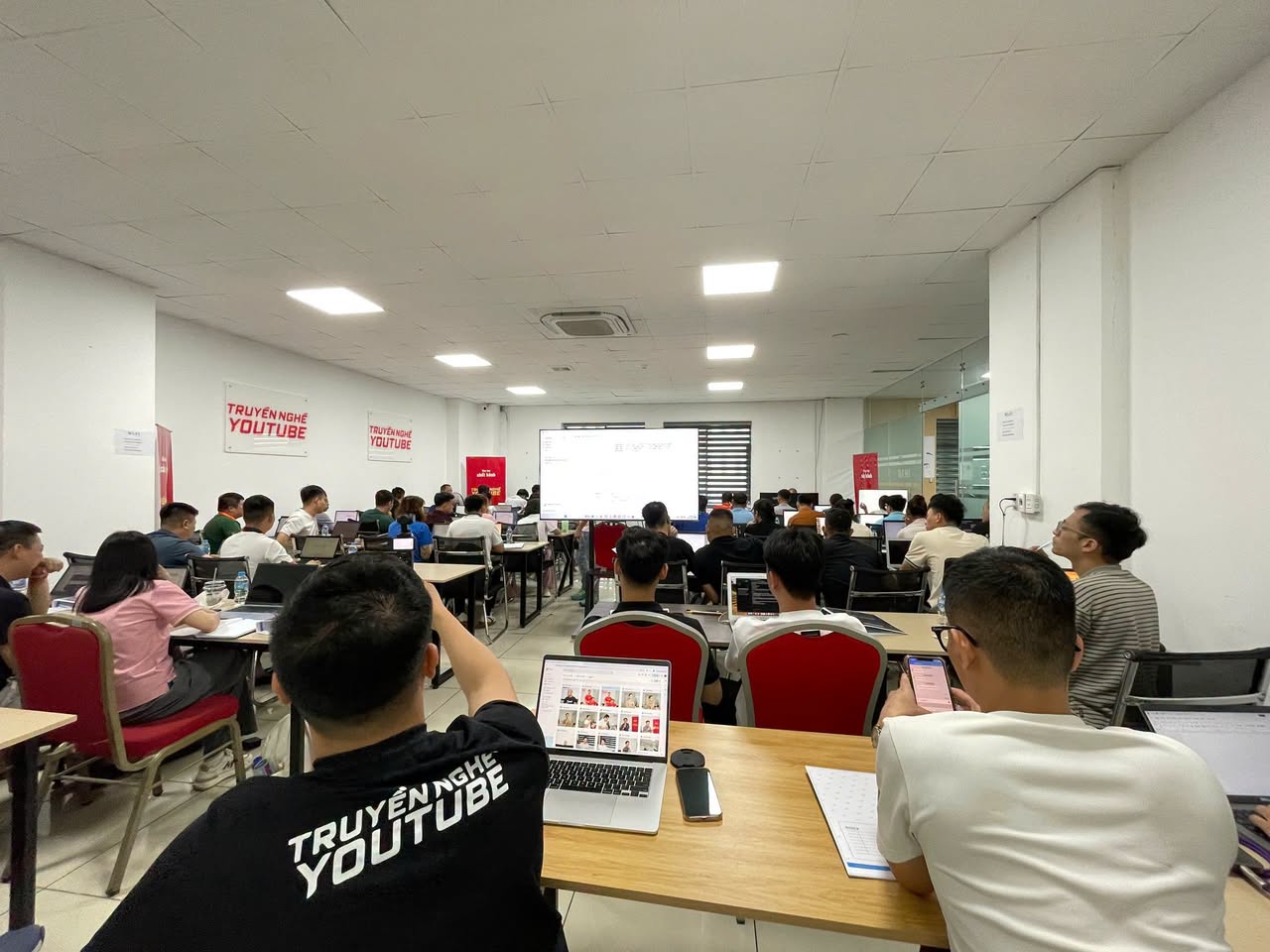 Toàn cảnh hội trường Ngày 2 BANI CAMP đông kín người