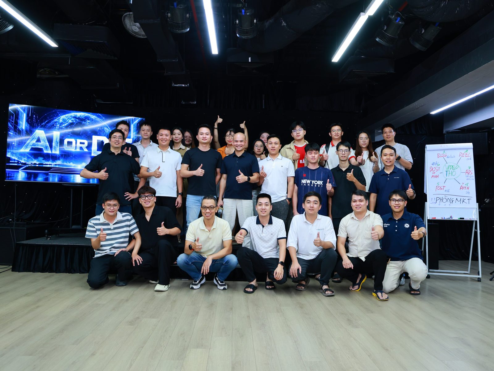 Ảnh nhóm khoảng 50 nhân viên Tây Bắc TV cùng đội BANI sau buổi đào tạo dựng phòng marketing bằng AI