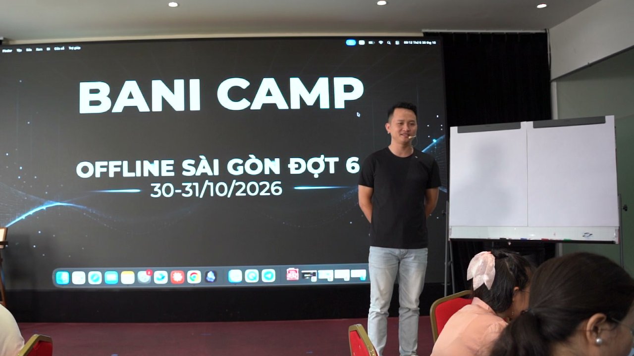 Phúc BANI chia sẻ trên sân khấu BANI CAMP Offline Sài Gòn đợt 6, học viên ngồi phía trước